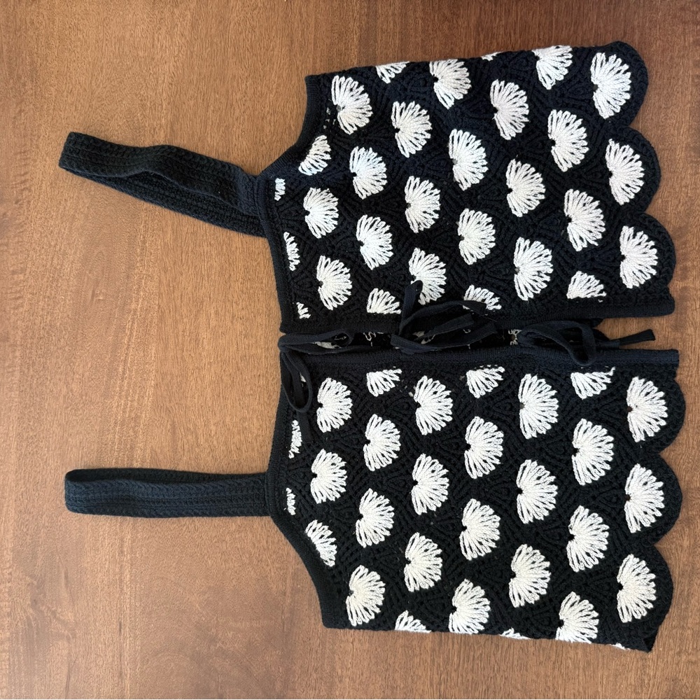 Abercrombie & Fitch Black Crochet Tie-Front Tank with White Heart Motif - Picture 3 of 5